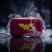 Organizador de comprimidos Smartshake DC Comics Wonder Woman da ShieldMixer, com compartimentos coloridos para medicamentos.