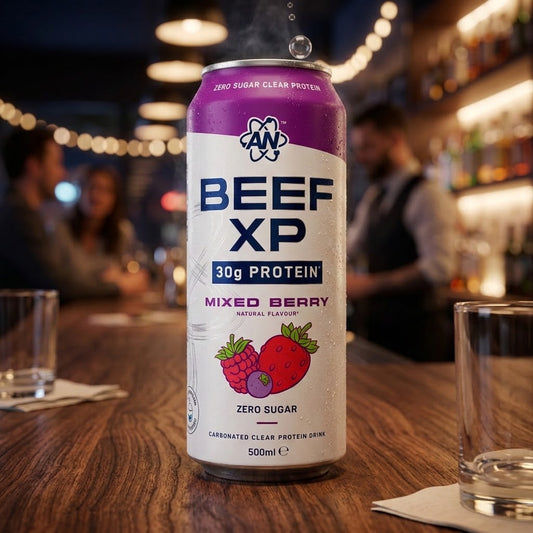 Bebida de proteína Beef-XP da Applied Nutrition com sabor de frutos vermelhos mistos, 500 ml, vista de lado com garrafa.