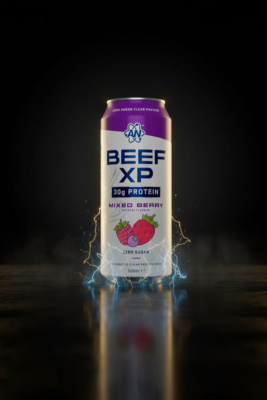 Lata de 500ml de Beef-XP da Applied Nutrition, suplemento de proteína de carne com sabor de frutas silvestres, visível na imagem.