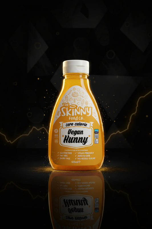 Molho Skinny Sauces de 425ml da The Skinny Food, garrafa transparente com molho escuro e etiqueta colorida.