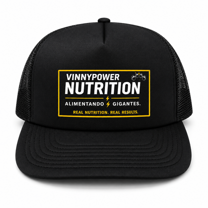 Chapéu trucker VinnyPowerNutrition, estilo casual com logo da marca, visível na frente do chapéu de lona azul claro