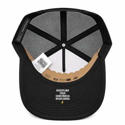 Chapéu trucker VinnyPowerNutrition com aba curva, design clássico de tecido branco e detalhes coloridos na frente.