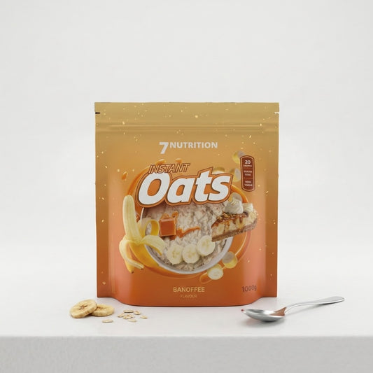 Aveia instant 1kg da 7 Nutrition com sabor banoffee, pote transparente mostrando aveia cremosa e saborada.