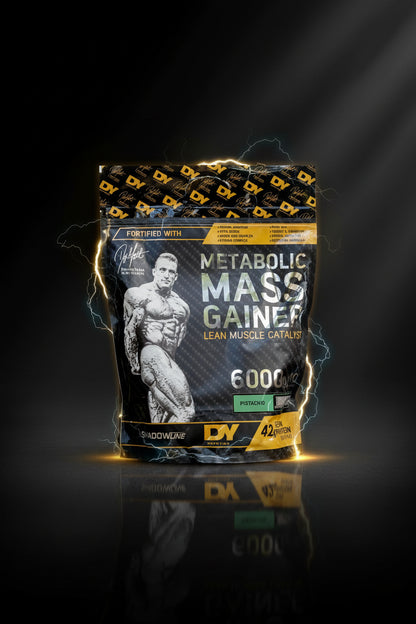 Imagem de um recipiente de 6kg de Metabolic Mass Gainer da DY Nutrition, marca VinnyPowerNutrition, com pó de suplemento em pó.