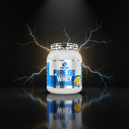 Imagem de um pote de 1kg de Pure Iso Whey da YAVA Labs, com pó de proteína branco ao lado.