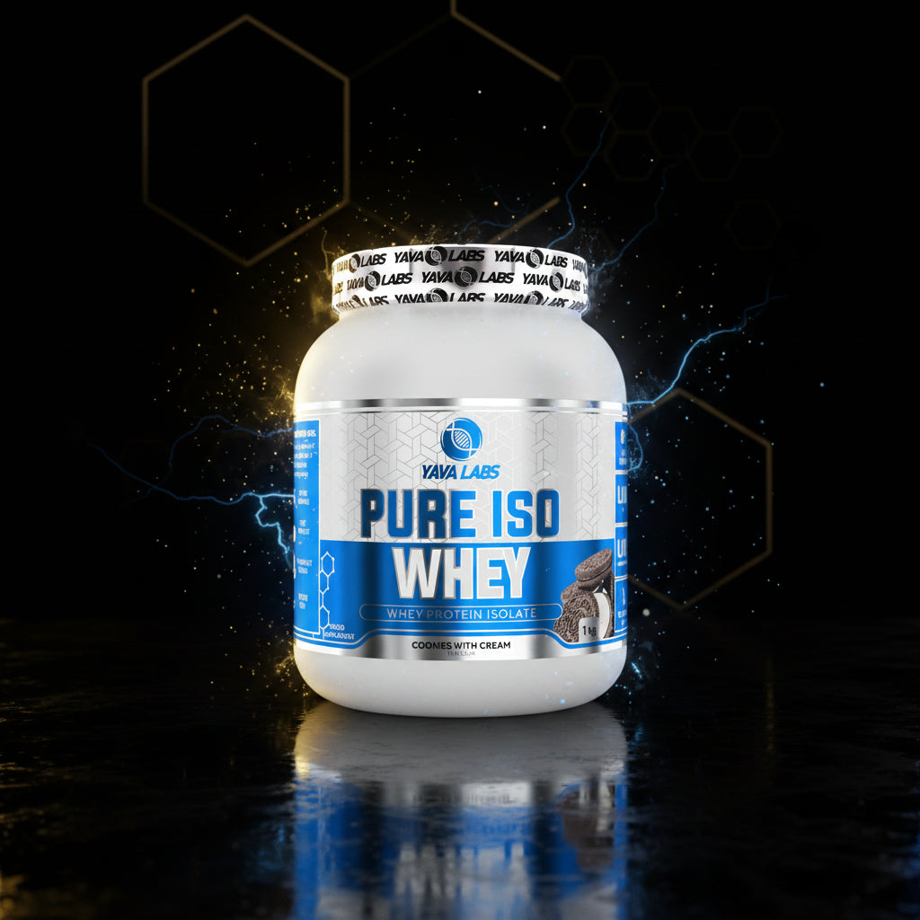 Imagem de um pote de 1kg de Pure Iso Whey da YAVA Labs, com rótulo branco e detalhes em azul, mostrando o suplemento de proteína.